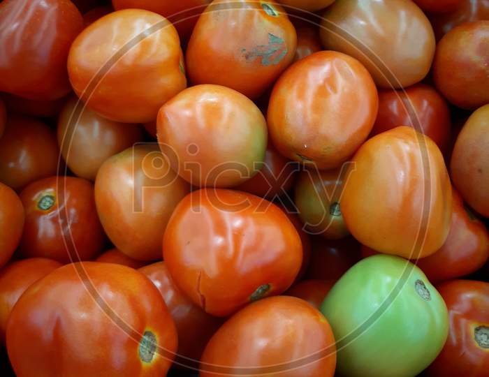 pile of tomato.