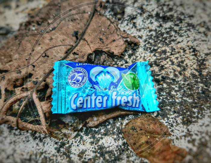 Center fresh chewing gum