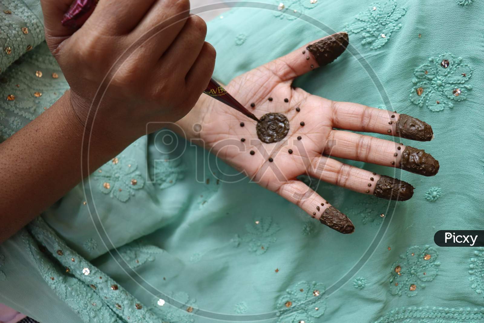 Mehendi design henna applying