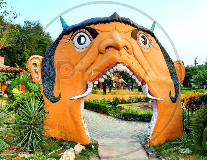Giant face gate