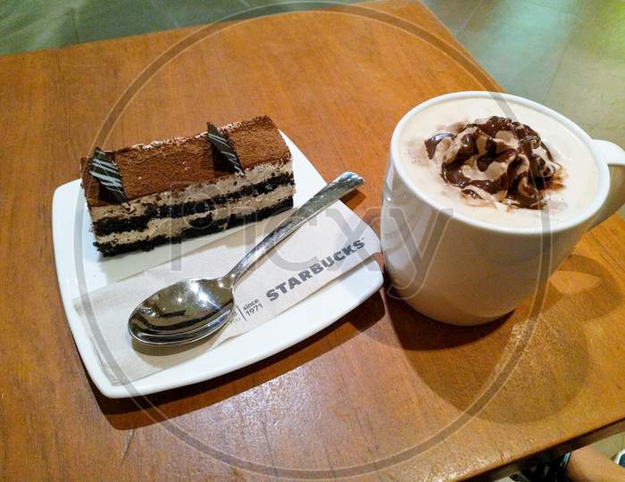 Cappicino with brown cake starbucks