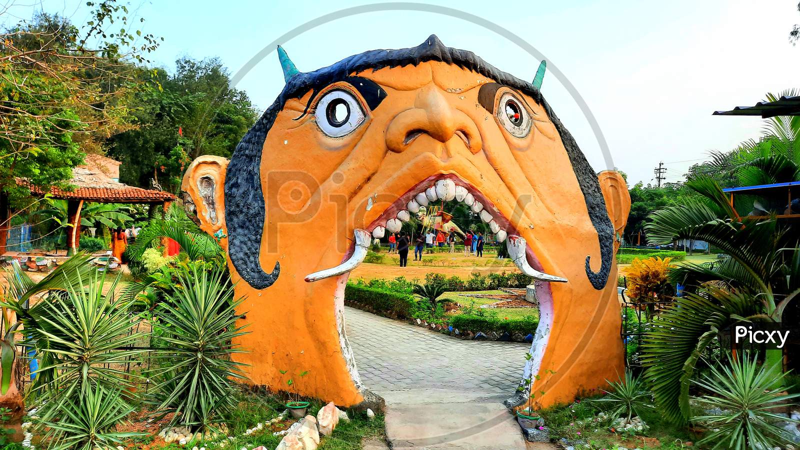 Giant face gate