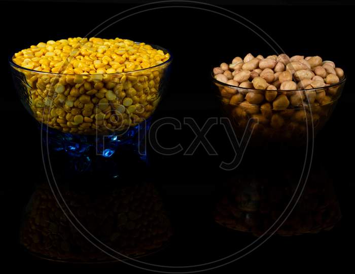 Split Yellow Gram And Ground Nut In A Bowl