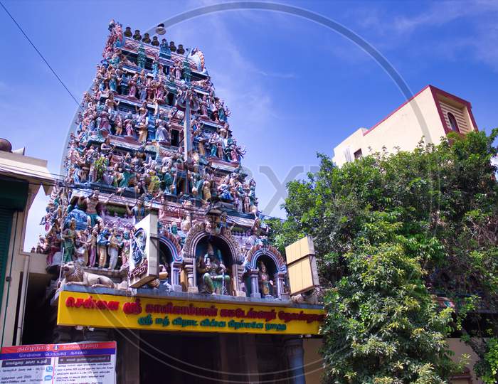 Chennai, India - October 29, 2018: An Exterior Of A Beautiful Hindu Temple With Gods Idols Carved On The Exterior Of It'S Tomb Against Blue Sky Located In The Southern Part Of Tamil Nadu State