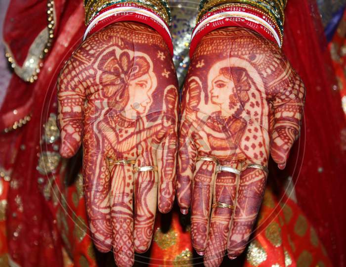 Mehandi Palm, Paint Palm Show The Girl In The Marriage.