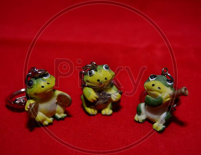 The Three Lucky Frogs