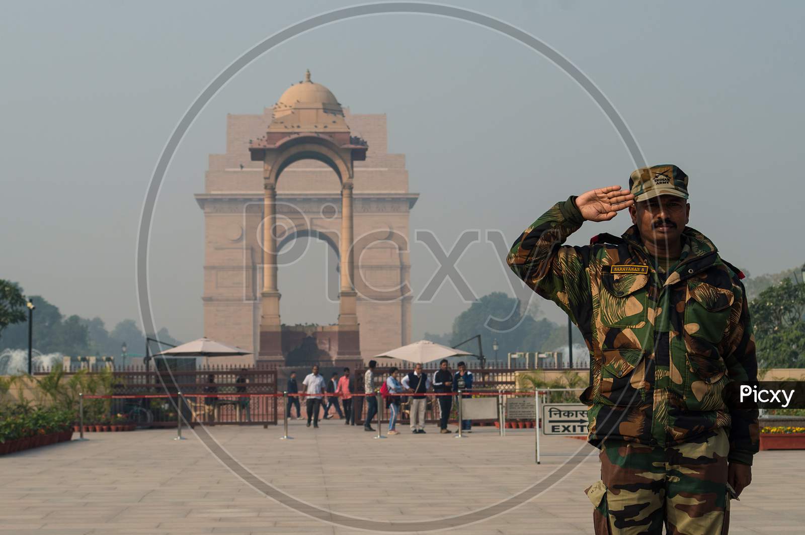 An army soldier saluting in front of India Gate