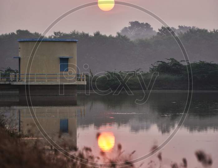 Red sun rising (lake)