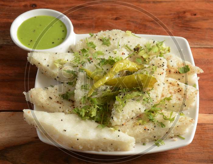 Khaman White Dhokla Made Up Of Rice Or Urad Dal Is A Popular Breakfast Or Snacks Recipe From Gujarat, India, Served With Green Chutney And Fried Chilli.. Selective Focus