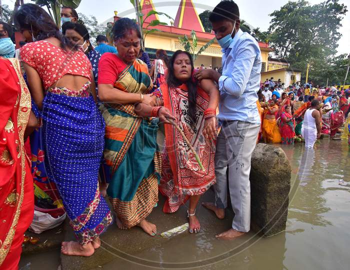 Hindu devotees offer prayers to the Sun on the occasion of Chhath Puja festival in Nagaon district, in the northeastern state of Assam on Nov 20,2020