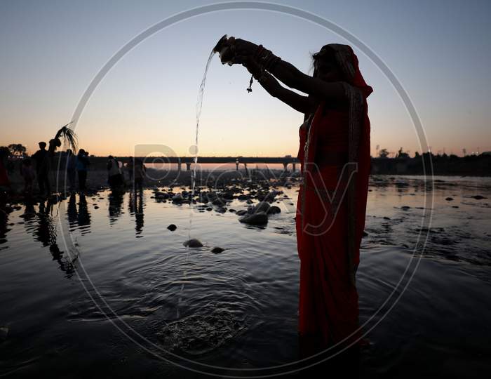 Devotees perform rituals on the banks of  river Tawi on the occasion of 'Chhath Puja' in Jammu,20 NOVEMBER,2020.