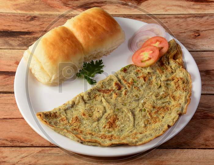 Indian Masala Egg Omelet, Made With Fresh Vegetables Tomato,Onion, Hot Chili Pepper, Parsley.. Served With Pav Bread On Rustic Wooden Background, Selective Focus