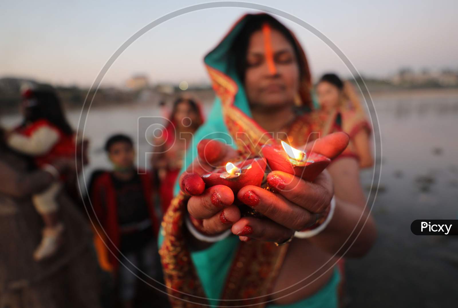 Devotees perform rituals on the banks of  river Tawi on the occasion of 'Chhath Puja' in Jammu,20 NOVEMBER,2020.