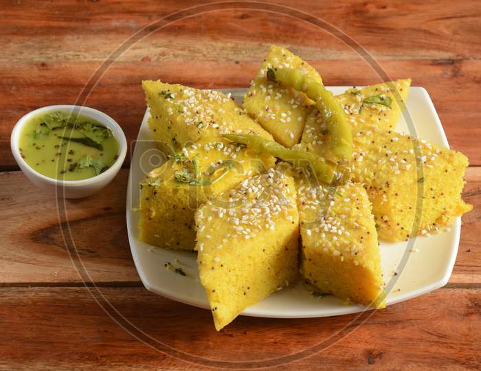 Khaman Dhokla Made Up Of Rice Or Urad Dal Is A Popular Breakfast Or Snacks Recipe From Gujarat, India, Served With Green Chutney And Fried Chilli.. Selective Focus