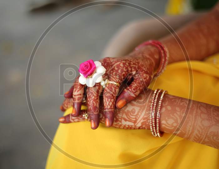 Mehendi Indian Wedding Bride Photo