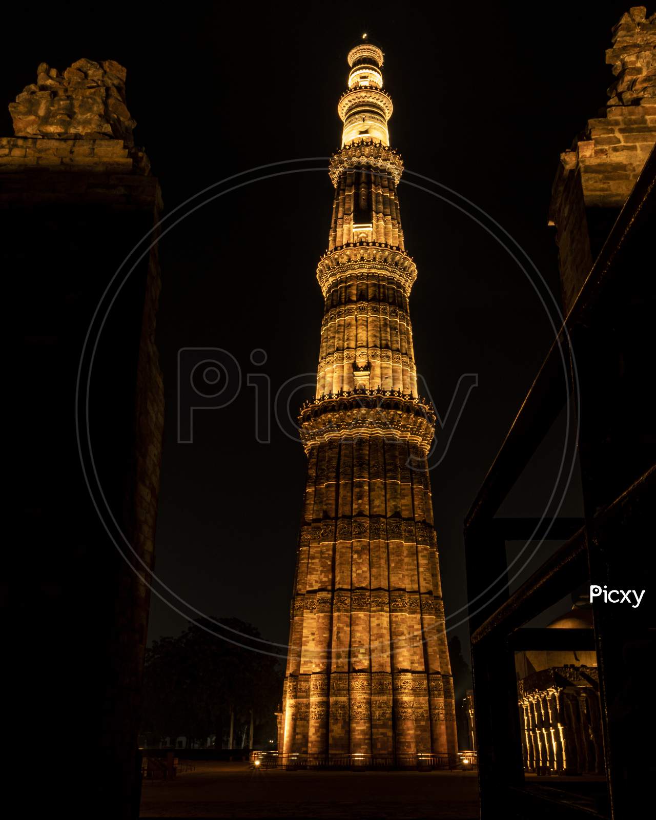 Qutub Minar in Delhi at night