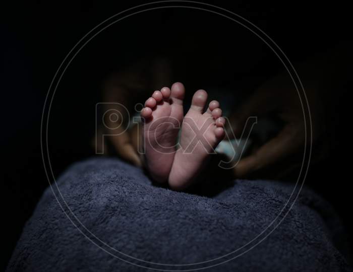 baby newborn legs