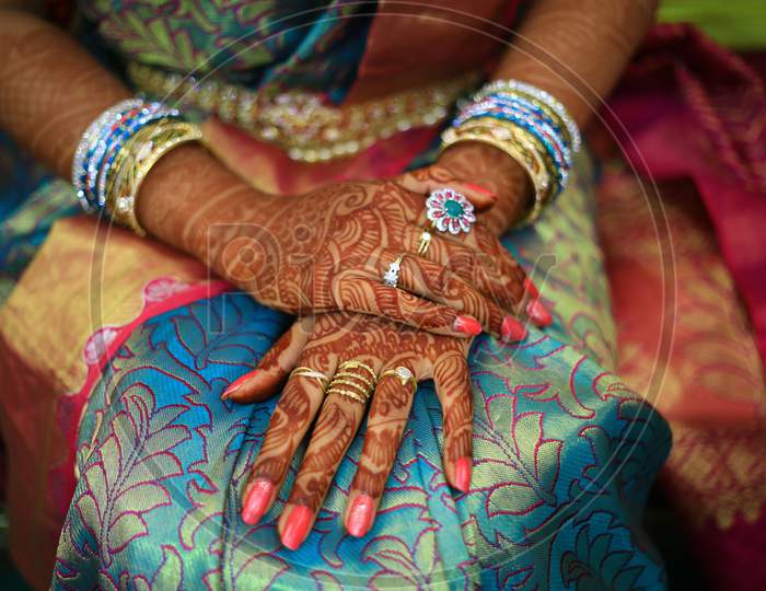 Mehendi Indian Wedding Bride Photo
