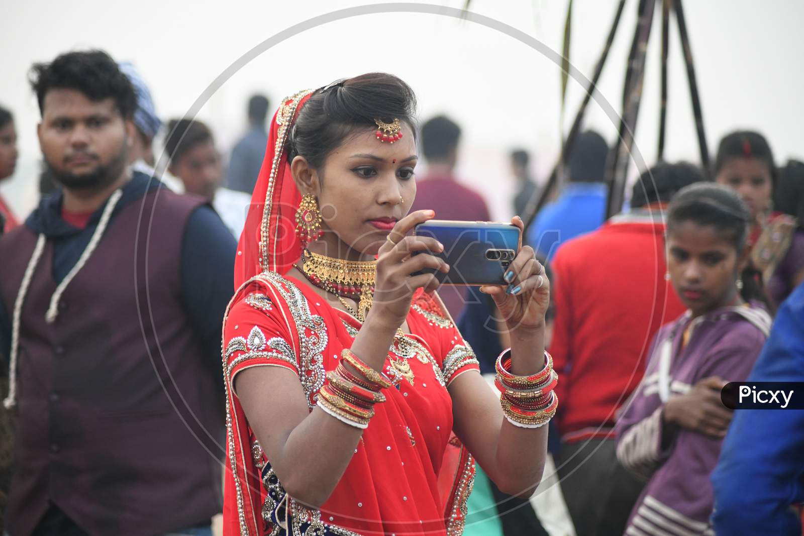Bodhgaya 21 nov 2020- Hindu Devotees click selfie during Chhatth Festival in Bodhgaya on Saturday.photo/ sanjay kumar (Bodhgaya)