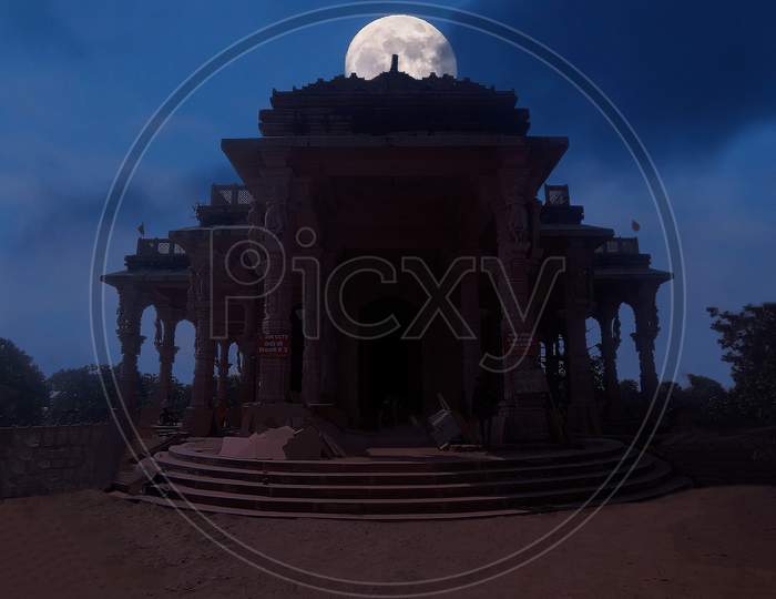 Temple - Exotic nighttime scene