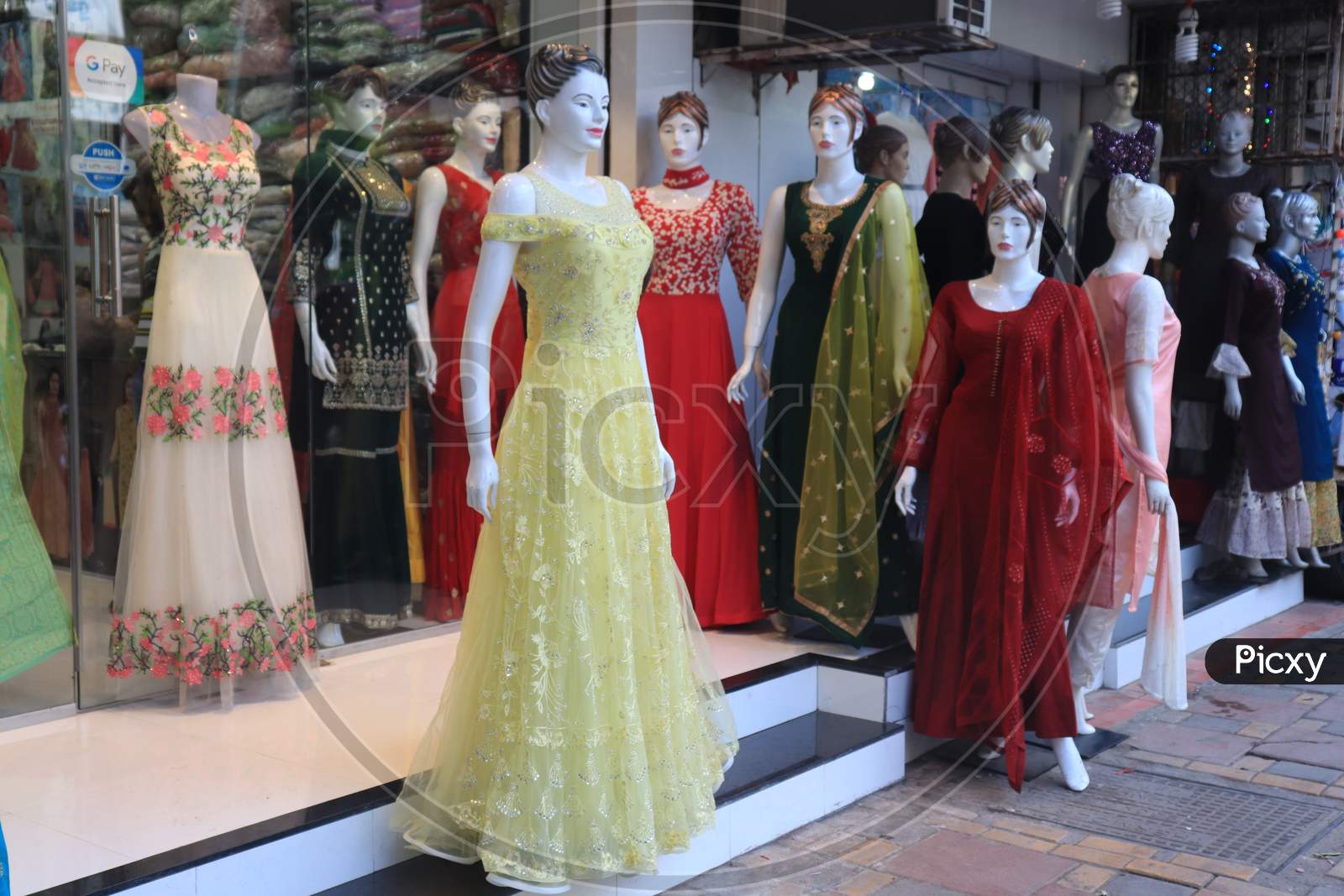 Image of Women Statues outside Dress shopNU918268Picxy