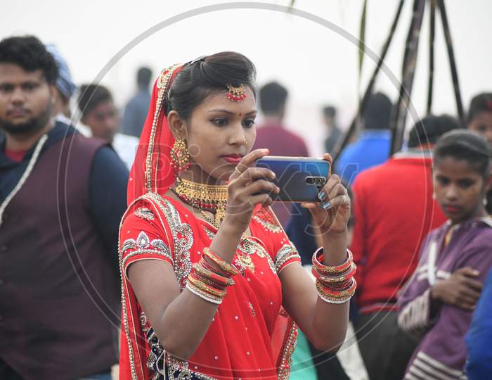 Bodhgaya 21 nov 2020- Hindu Devotees click selfie during Chhatth Festival in Bodhgaya on Saturday.photo/ sanjay kumar (Bodhgaya)