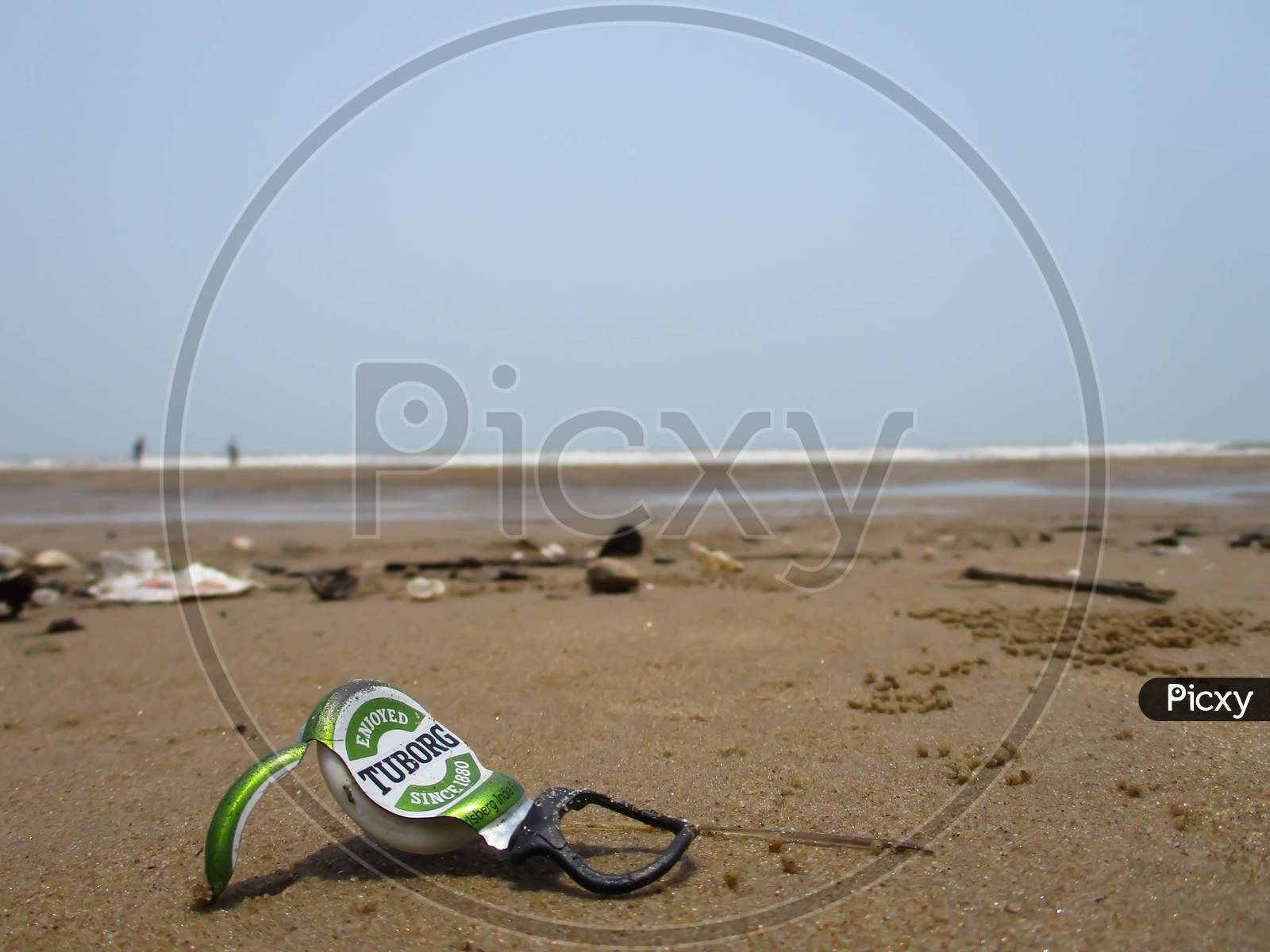 West Bengal , India - May 14, 2019 : The Cork Of A Tub Org Zero Beer Bottle Is On The Beach .