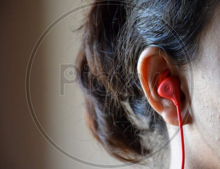 Picture Of An Indian Girl Who Wearing Red Color Earphone