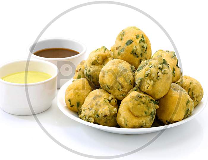 Indian Street Fried Food Pakora Also Know As Pakoda, Bhajiya, Bhajia, Methi Gota, Kanda Bhaji, Pyaz Pakoda, Fried Chillies, Onion Wada, Potato Vada, Aloo Bhajji Or Fritter, Served With Chutney.