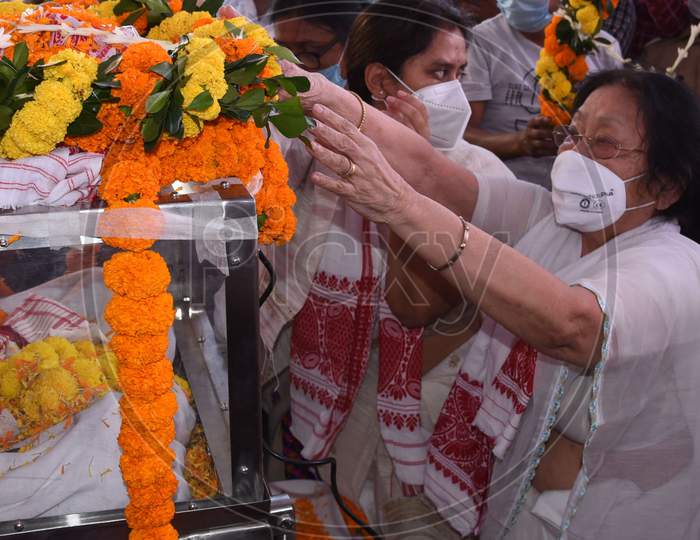 Wife Doly gogoi   pay her   last respects to husband  and  former Assam Chief Minister Tarun Gogoi in Guwahati, Tuesday, Nov 24, 2020