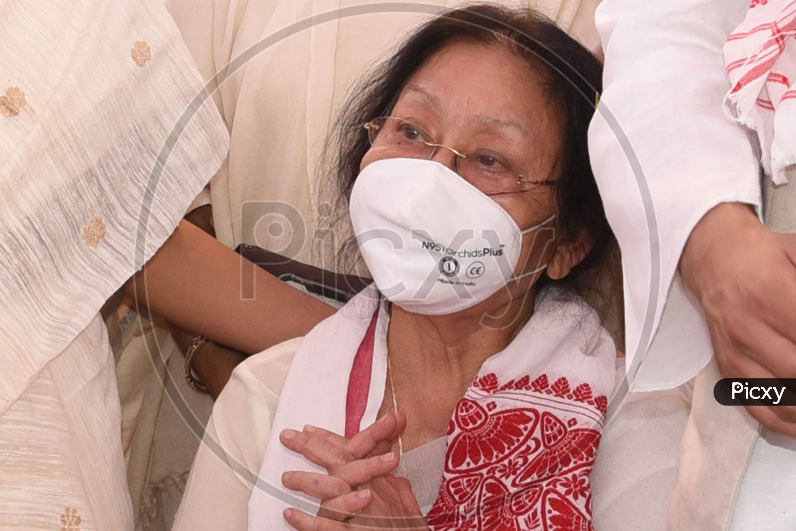 Wife Doly Gogoi   Near The Mortal Remains Of Her Husband  And Former Assam Chief Minister Tarun Gogoi In Guwahati, Tuesday, Nov 24, 2020.