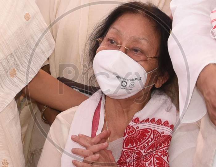 Wife Doly Gogoi   Near The Mortal Remains Of Her Husband  And Former Assam Chief Minister Tarun Gogoi In Guwahati, Tuesday, Nov 24, 2020.