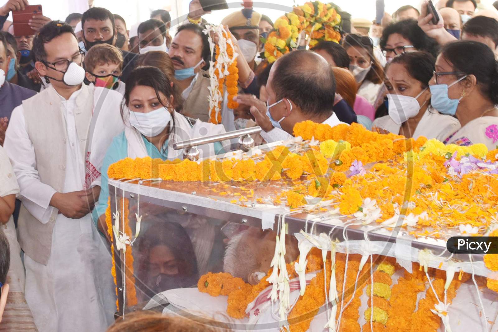 Family members pay their last respects to former Assam Chief Minister Tarun Gogoi in Guwahati, Tuesday, Nov 24, 2020