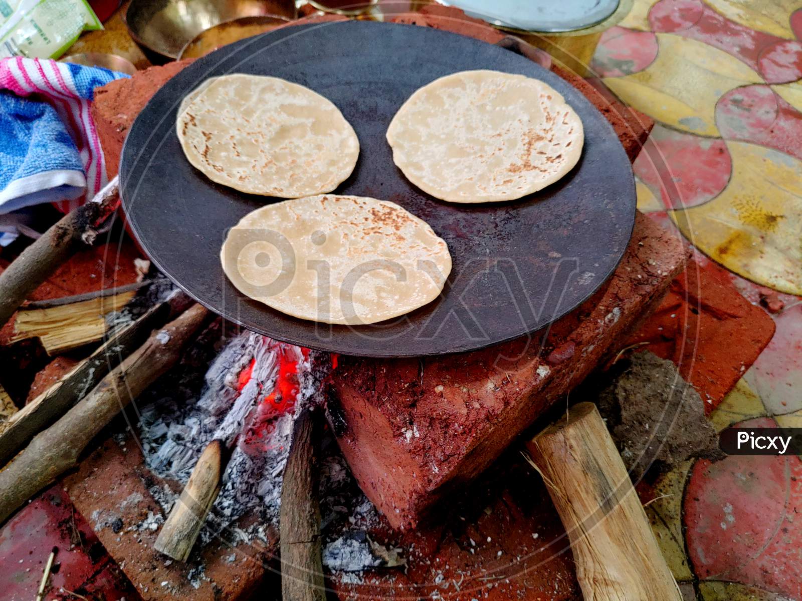 Making Roti Indian Chapati on Roti Tawa Made of Wheat Stock Image - Image  of cooking, delicious: 227874973
