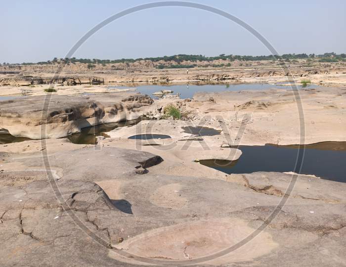 Tapi river rocky structure