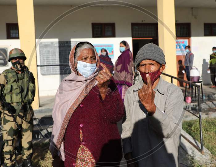 Villagers cast their votes for the District Development Council elections,at Sohal village Akhnoor ,28 November,2020.