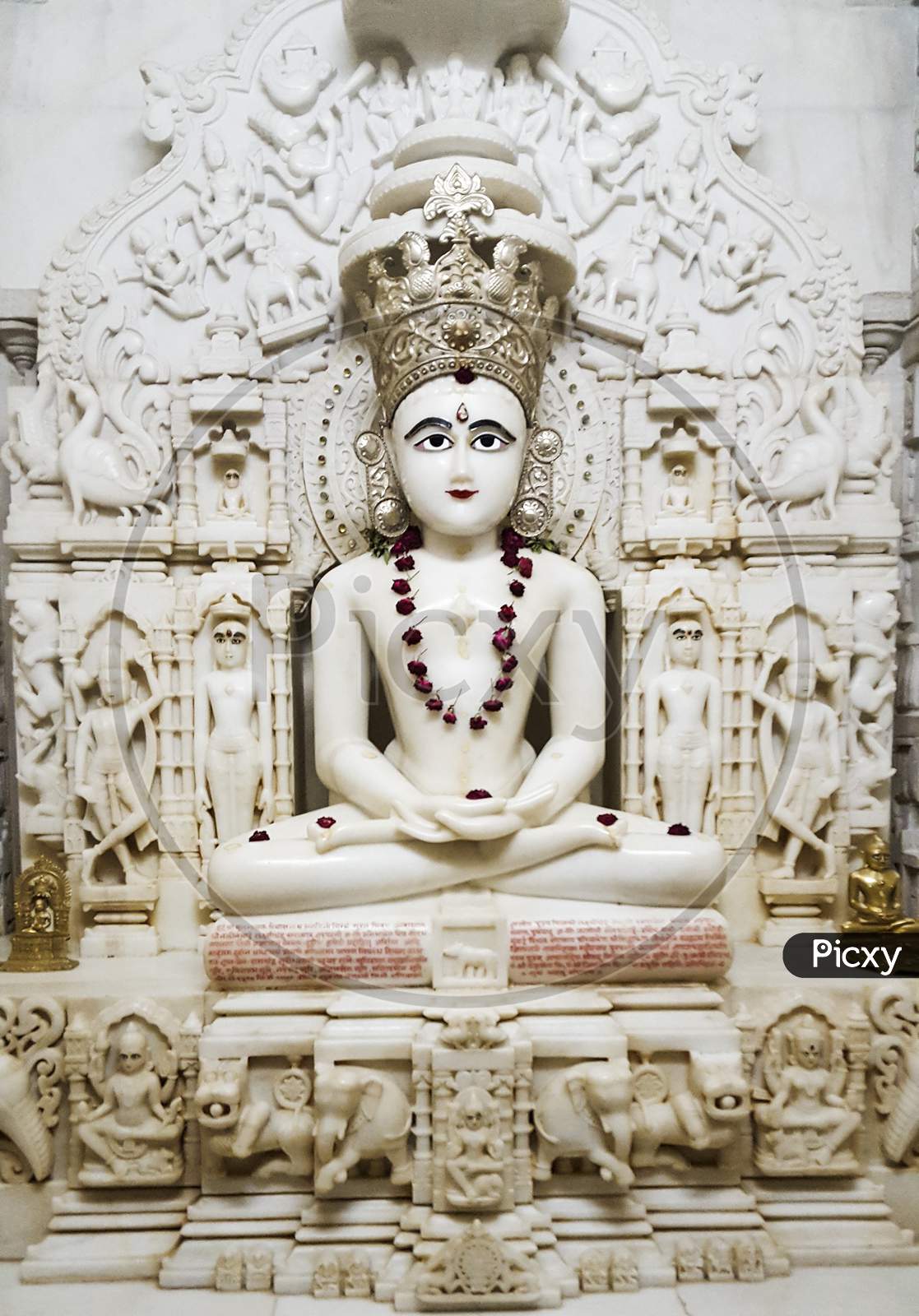 Beautiful statue of Shewatamber Jain God