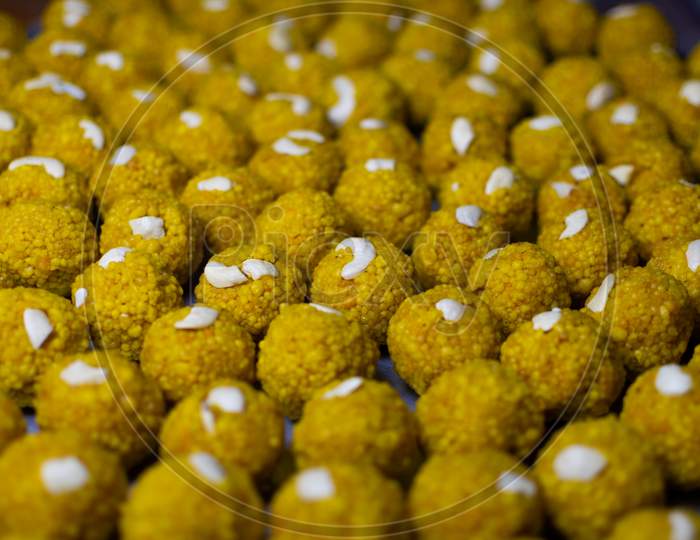 A very famous Indian dessert, Boondi ke Ladoo are also known as Motichoor ke ladoo.