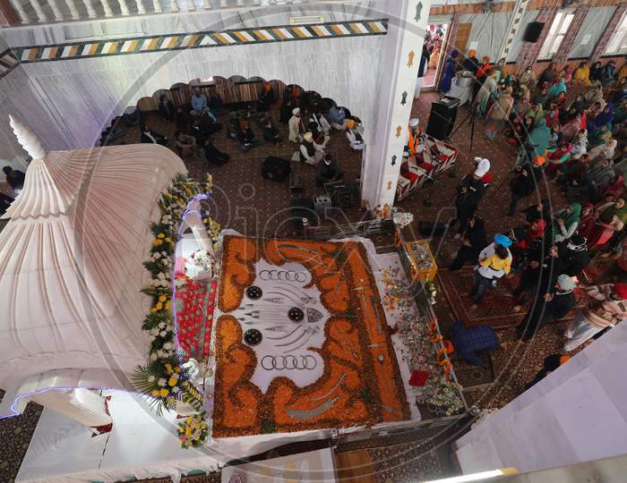 Devotees offers prayers at a gurudwara on the occasion of Guru Nanak Dev Jayanti, in Jammu, 30 November,2020.