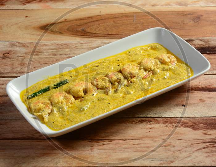 Bengali Dish Or Food - Delicious Authentic Bengali Prawn Malai Curry Also Known As Chingri Malai Curry Served On A Ceramic White Bowl, Over A Rustic Wooden Background,Selective Focus