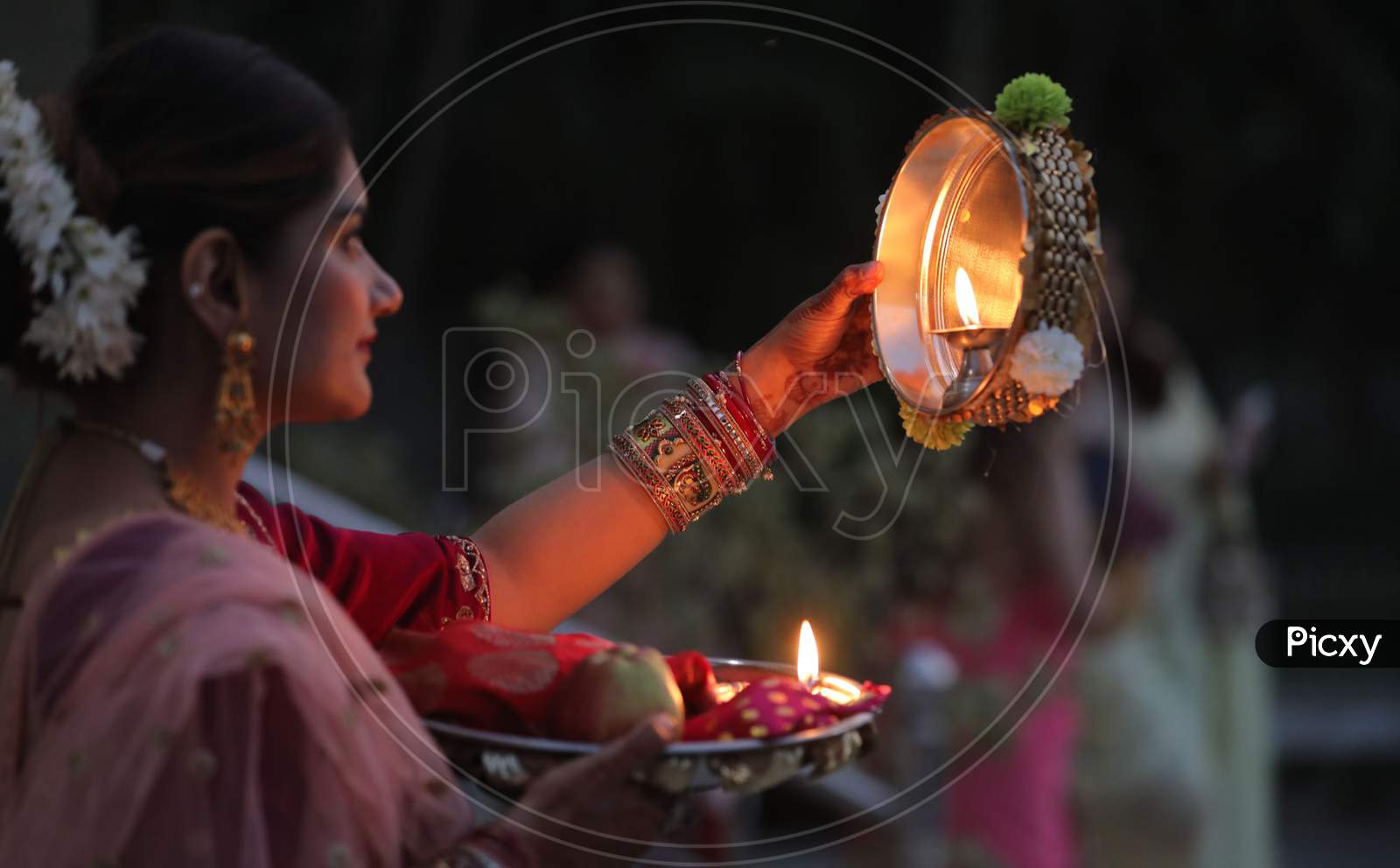 Image of Married women perform rituals during 'Karwa Chauth ...