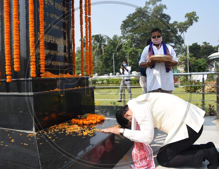 Assam Chief Minister Sarbananda Sonowal paying tribute to Bharat Ratna Dr. Bhupen Hazarika on the occasion of his 9th death anniversary at the doyen's Samadhi Kshetra at Jalukbari in Guwahati on November 5, 2020