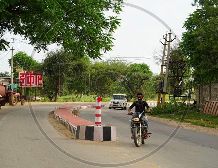 Pink Color Road Divider In A Countryside Road In India. Road With Traffic Lane Dividers And Barriers To Facilitate Traffic.