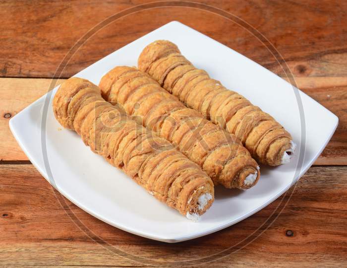 Sweet Bakery Food Puff Roll With Cream Also Know As Cream Roll, Puff Pastry Is A Type Of Sponge Cake Roll Filled With Vanilla Cream,