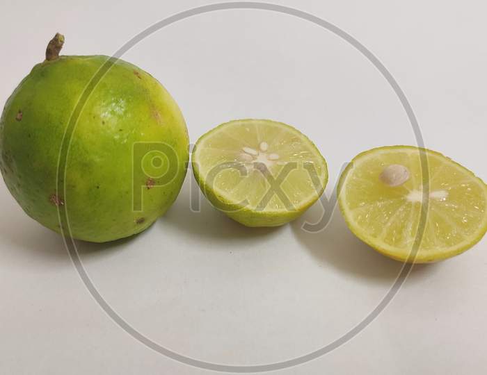 A full lemon and a transverse section