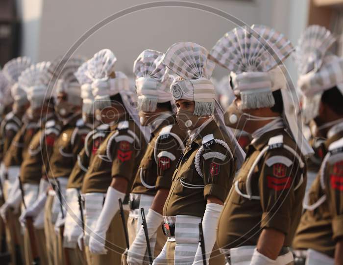 police officers give a guard of honor to Jammu and Kashmir Lieutenant Governor Manoj Sinha, during the annual reopening of the former state's winter capital at the civil secretariat in Jammu,9 November.2020.