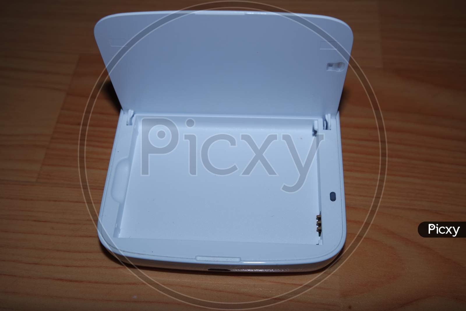 White Colored Battery Charging Box For Electronic Devices Like Mobile Phone