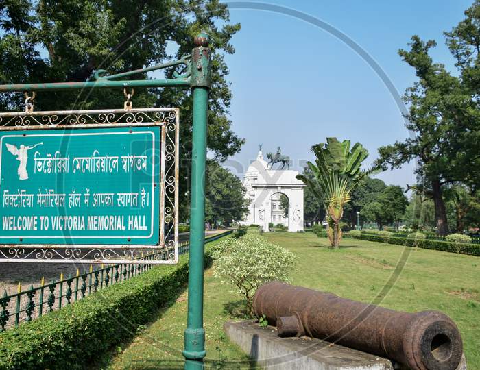The entrance of Victoria Memorial Hall gardens with the signboard saying welcome.