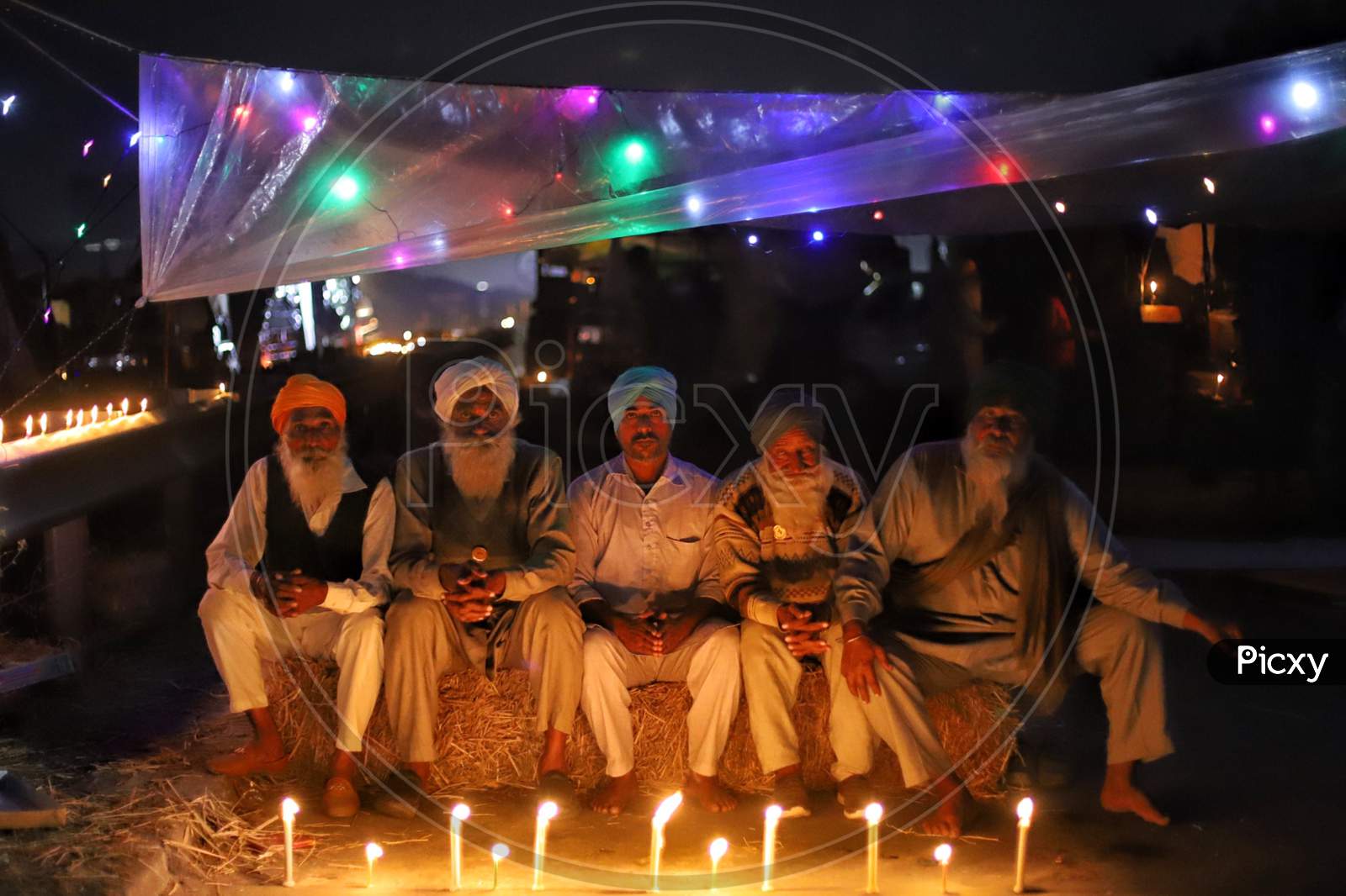 Farmers protesting at New Delhi- Haryana’s Singhu border lighted candles to celebrate Prakash Purb, the birth anniversary of first Sikh master, Guru Nanak Dev on Nov 30, 2020.