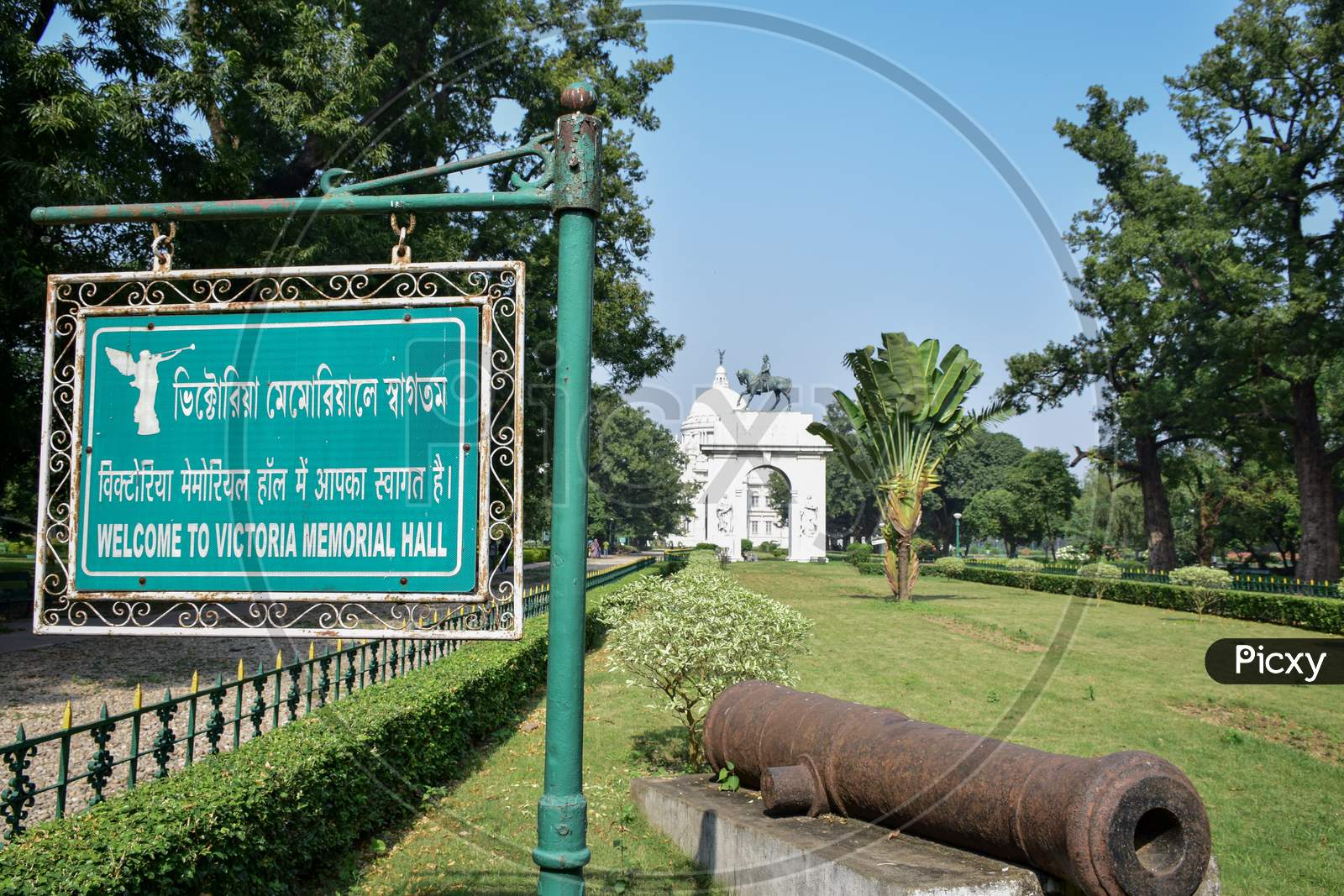 The entrance of Victoria Memorial Hall gardens with the signboard saying welcome.